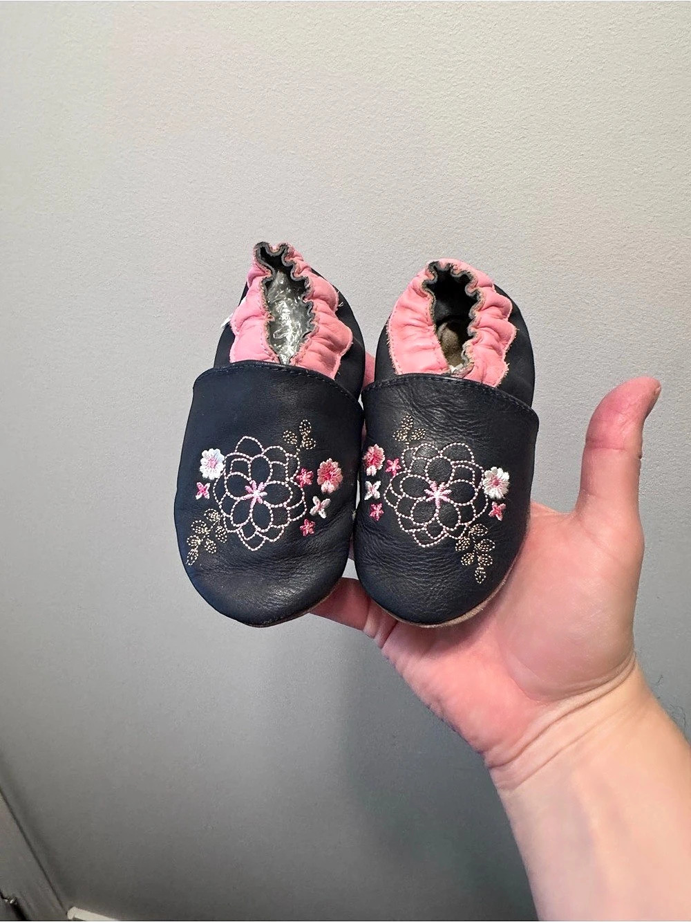 Robeez Wildflowers Navy Soft Sole Baby Shoes. 12-18 Months